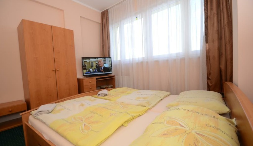 HOTEL AURA PRAHA design & garden wellness pool Praha