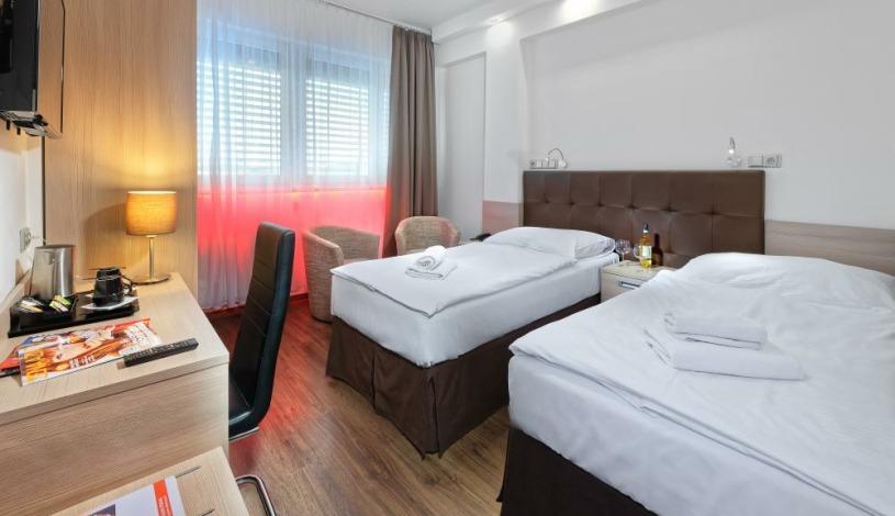 HOTEL AURA PRAHA design & garden wellness pool Praha