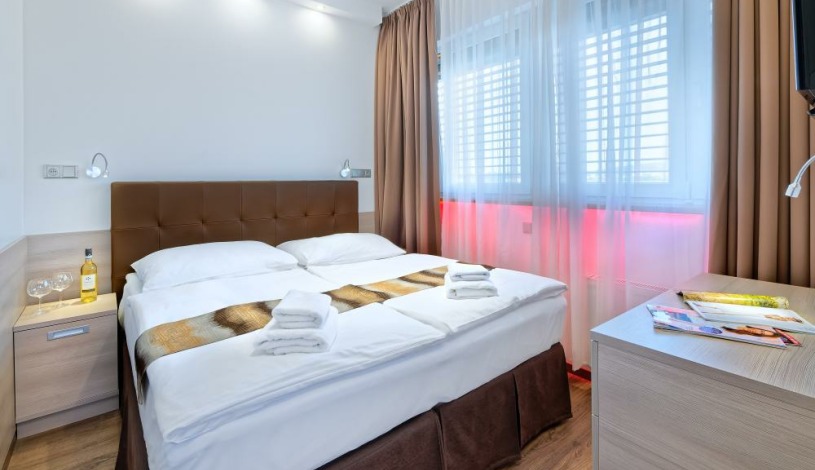 HOTEL AURA PRAHA design & garden wellness pool Praha