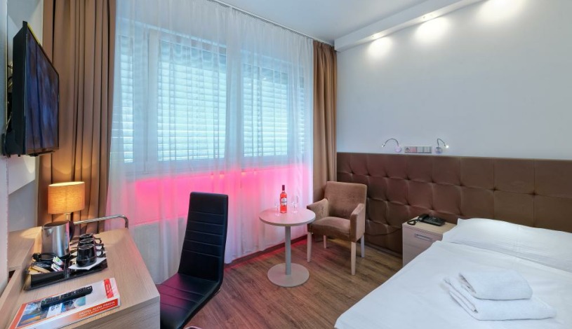 HOTEL AURA PRAHA design & garden wellness pool Praha