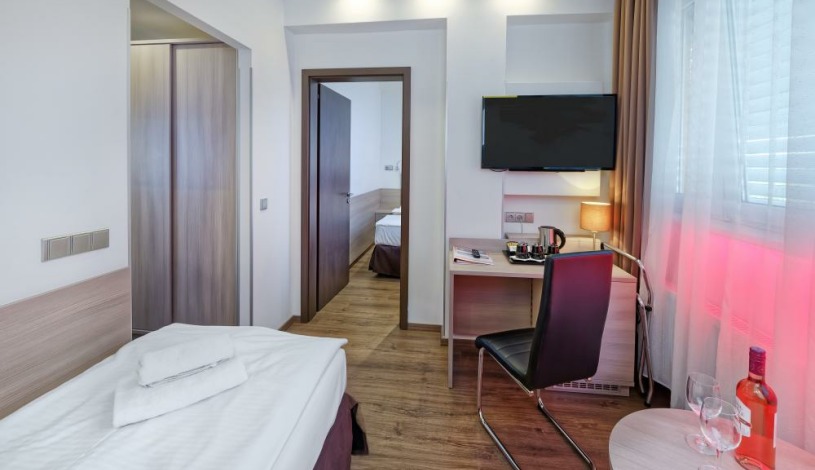 HOTEL AURA PRAHA design & garden wellness pool Praha