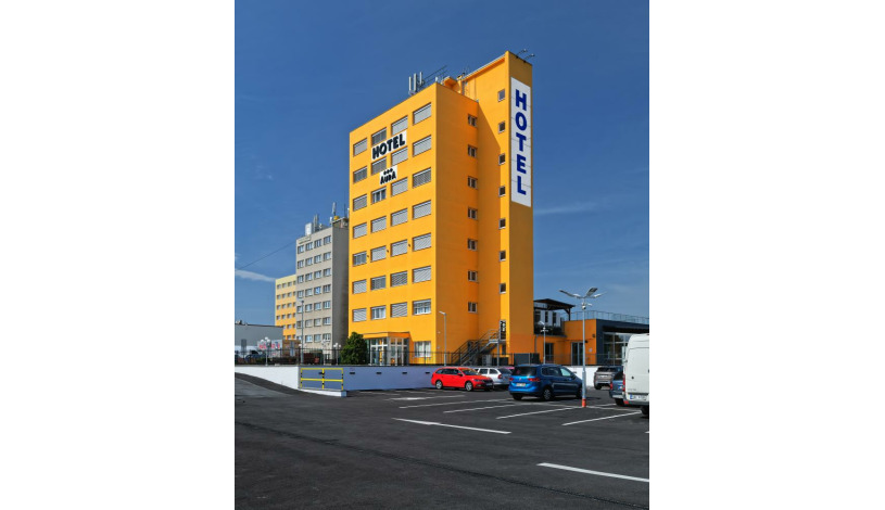 HOTEL AURA PRAHA design & garden wellness pool Praha