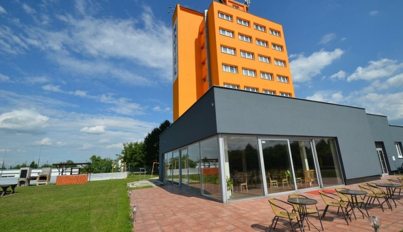 HOTEL AURA PRAHA design & garden wellness pool Praha