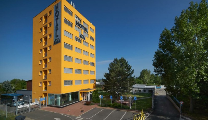 HOTEL AURA PRAHA design & garden wellness pool Praha