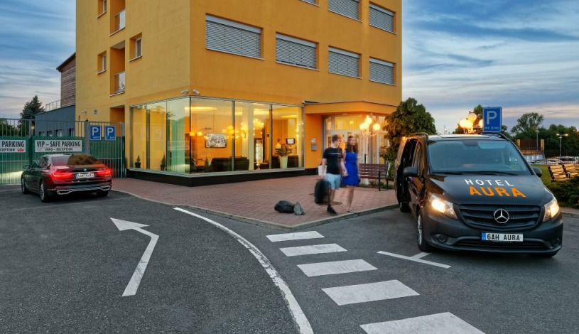 HOTEL AURA PRAHA design & garden wellness pool Praha