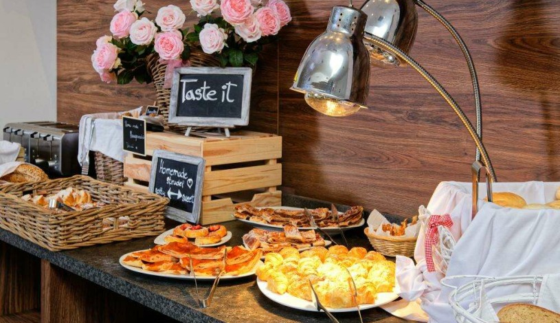 HOTEL AURA PRAHA design & garden wellness pool Praha