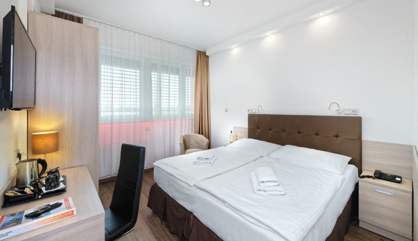 HOTEL AURA PRAHA design & garden wellness pool Praha