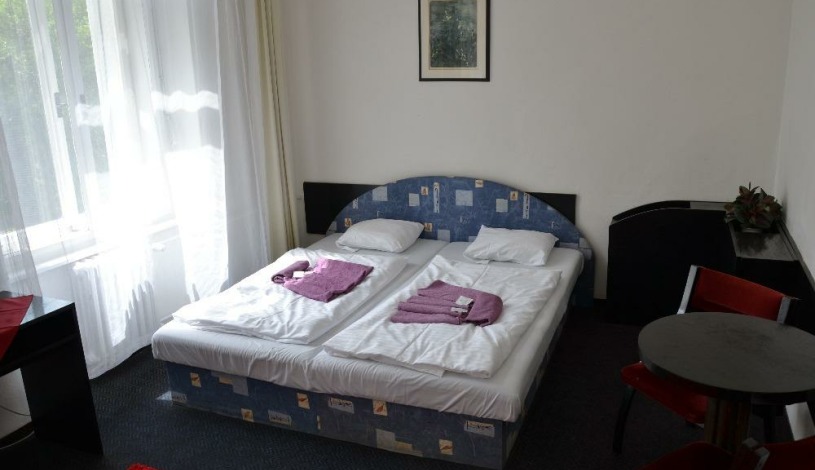 HOTEL POŠTA Benešov - Třílůžkový pokoj, Dvoulůžkový pokoj