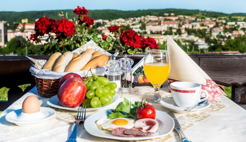 Penzion u Rechů Blansko - Wellness apartmá s vířivkou a kinotelevizí, Zahradní apartmá s vířivkou a finskou saunou, WELLNESS Apartmá s vířivkou a finskou saunou, 3 - Dvoulůžkový s balkonem a velkou vanou