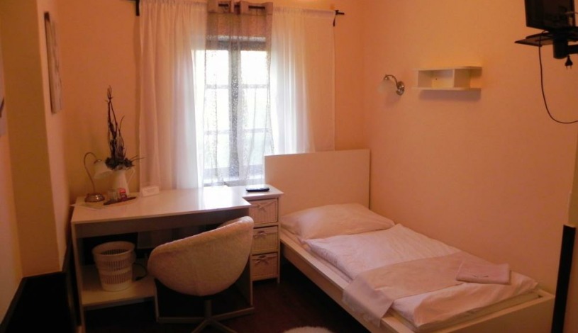 Zámecký penzion Rotunda Břeclav - Jednolůžkový pokoj, Třílůžkový pokoj