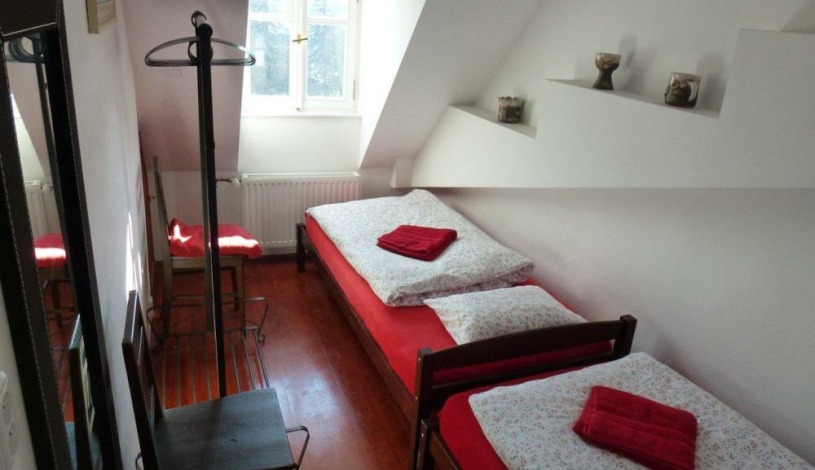 Pension Tiffany Český Krumlov - Dvoulůžkový pokoj twin, společná historická koupelna na chodbě