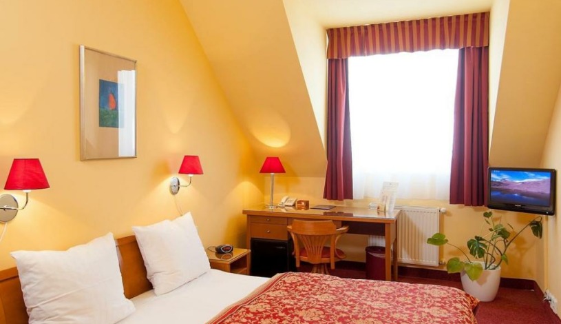 Cloister Inn Hotel  Praha - Triple room