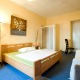 Dvoulůžkový pokoj s manželskou postelí a s vanou, vhodný i pro  tři osoby - Club Hotel Praha