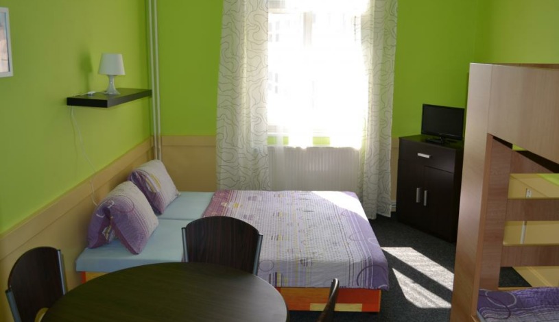 Hostel Cortina Praha - Four bedded room with shared bathroom