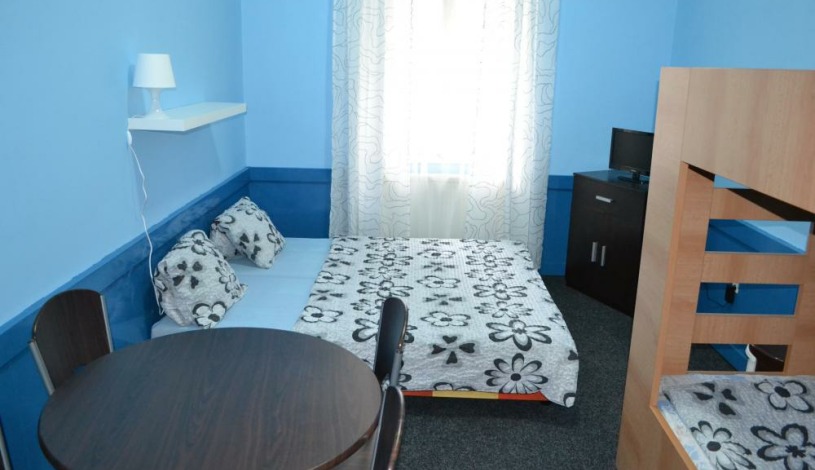 Hostel Cortina Praha - Four bedded room with shared bathroom