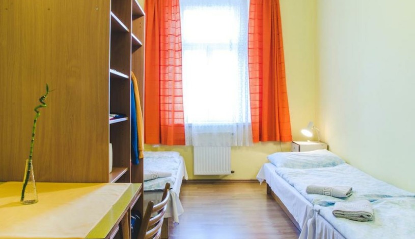 HOSTEL DAKURA Praha - Pokoj pro 3 osoby se společným soc. zař.