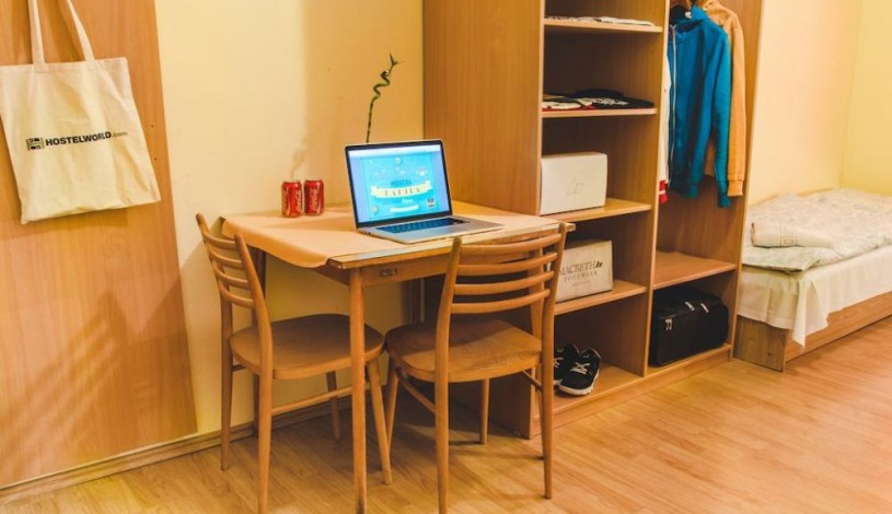 HOSTEL DAKURA Praha - Pokoj pro 3 osoby se společným soc. zař.
