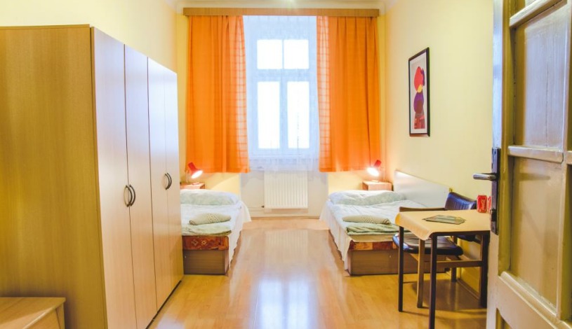 HOSTEL DAKURA Praha - Dvoulůžkový pokoj se společnou koupelnou