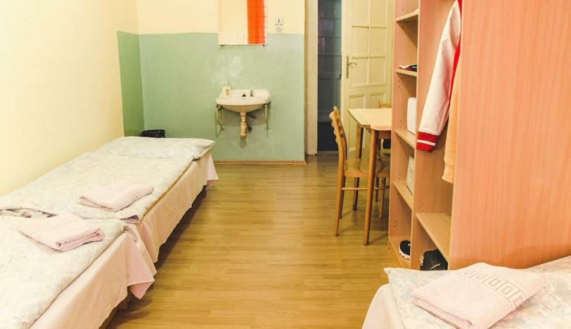 HOSTEL DAKURA Praha - Pokoj pro 3 osoby se společným soc. zař.
