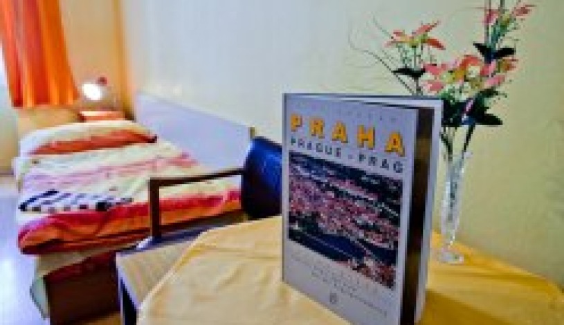 HOSTEL DAKURA Praha - Pokoj pro 1 osobu se společným soc. zař., Dvoulůžkový pokoj se společnou koupelnou