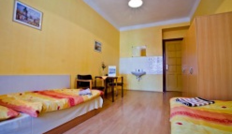 HOSTEL DAKURA Praha - Dvoulůžkový pokoj se společnou koupelnou