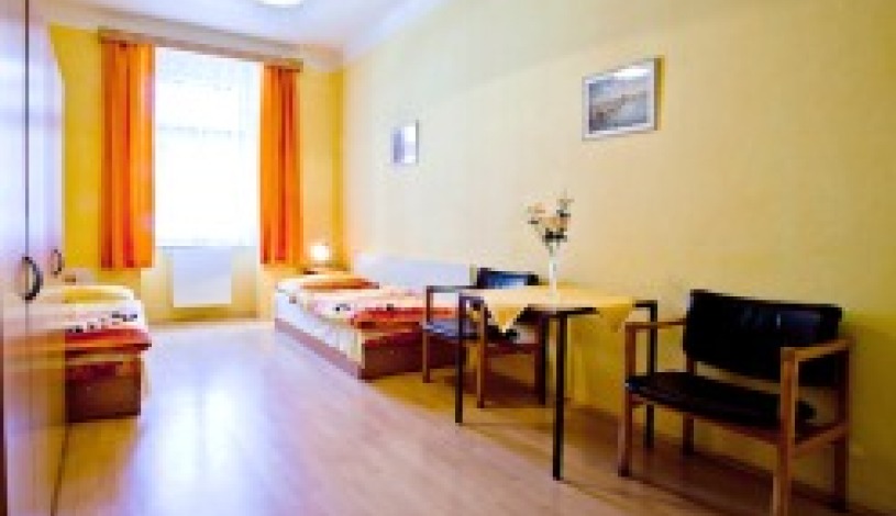 HOSTEL DAKURA Praha - Dvoulůžkový pokoj se společnou koupelnou