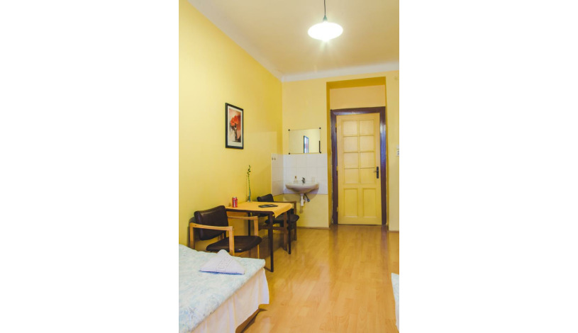 HOSTEL DAKURA Praha - Dvoulůžkový pokoj se společnou koupelnou