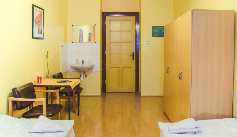 HOSTEL DAKURA Praha - Dvoulůžkový pokoj se společnou koupelnou