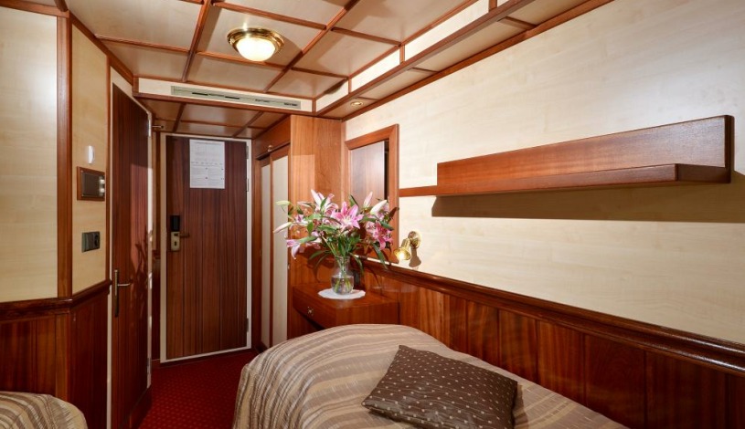 FLORENTINA BOAT hotel Praha - JEDNOLŮŽKOVÁ KAJUTA EXECUTIVE S FRANCOUZSKÝM OKNEM