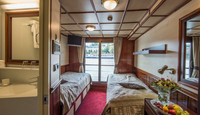 FLORENTINA BOAT hotel Praha - DVOULŮŽKOVÁ KAJUTA EXECUTIVE S FRANCOUZSKÝM OKNEM (TWIN)