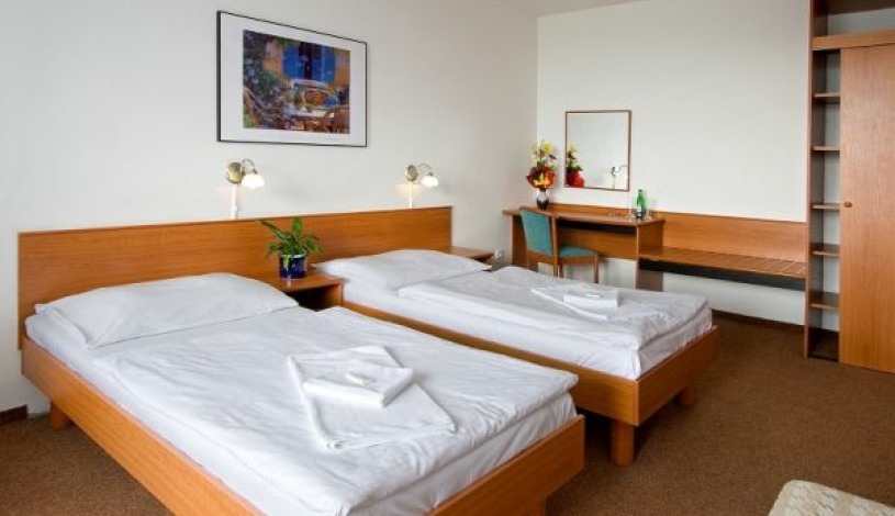 A&O Prague Metro Strizkov Praha - Zweibettzimmer, Zweibettzimmer mit gemeinsamen Bad, Familienzimmer (2 Erwachsene + 2 Kinder) mit gemeinsamen Bad