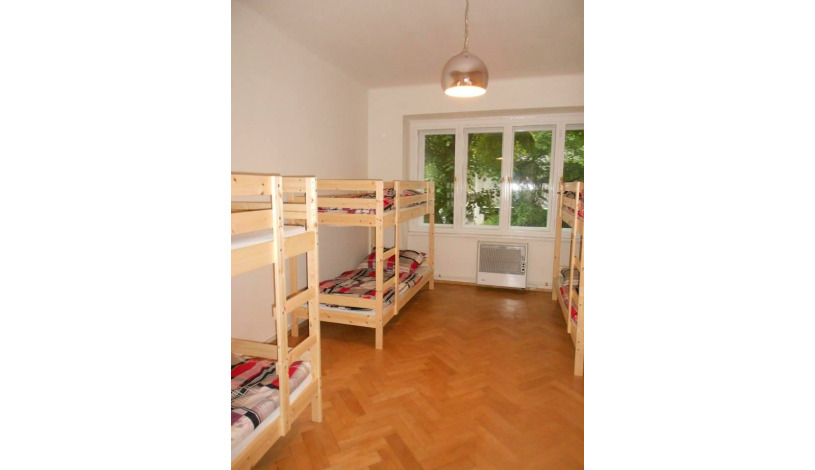 Hostel Fontána Praha - Lůžko v osmilůžkovém pokoji