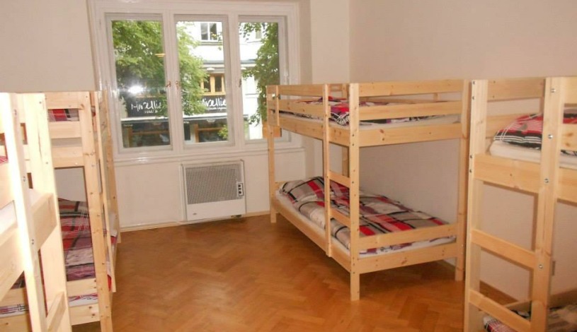 Hostel Fontána Praha - Lůžko v osmilůžkovém pokoji