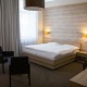 Třílůžkový pokoj s přistýlkou - okna situovány na komunikaci - Hotel Freud Ostravice