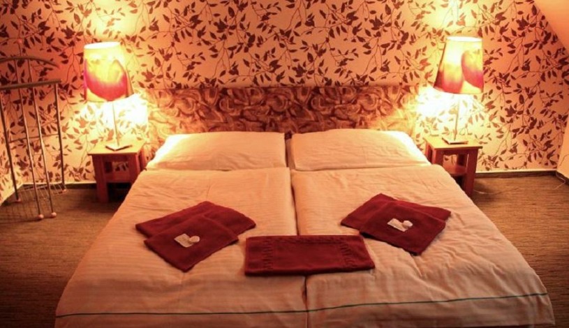 Hotel Koruna Šumperk - Dvoulůžkový s vlastním sociálním zařízením na chodbě ( samostatné pro každý  pokoj ! )