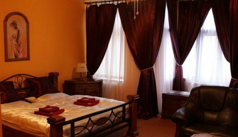 Hotel & Restaurace Zlatý Kříž Teplice - Luxusní apartmá ZK2 (se snídaní), Dvoulůžkový pokoj ZK1