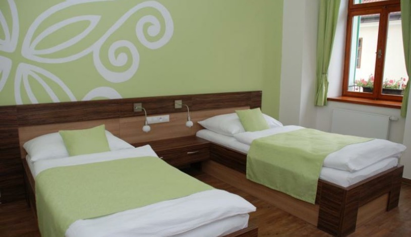 U Daliborky Louny - Jednolůžkový pokoj č. 0, rozloha 30,84 m2, Dvoulůžkový pokoj s kuchyňkou č. 4, oddělené postele, rozloha 32,42 m2 , koupelna s vanou, výhled na České Středohoří