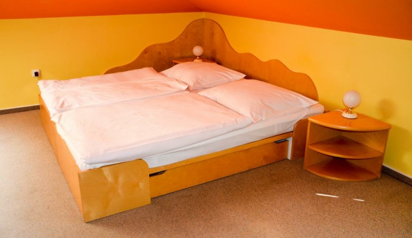 Hotel Zámeček Čeladná Čeladná - Dvojlůžkový se šikmým podhledem,vana