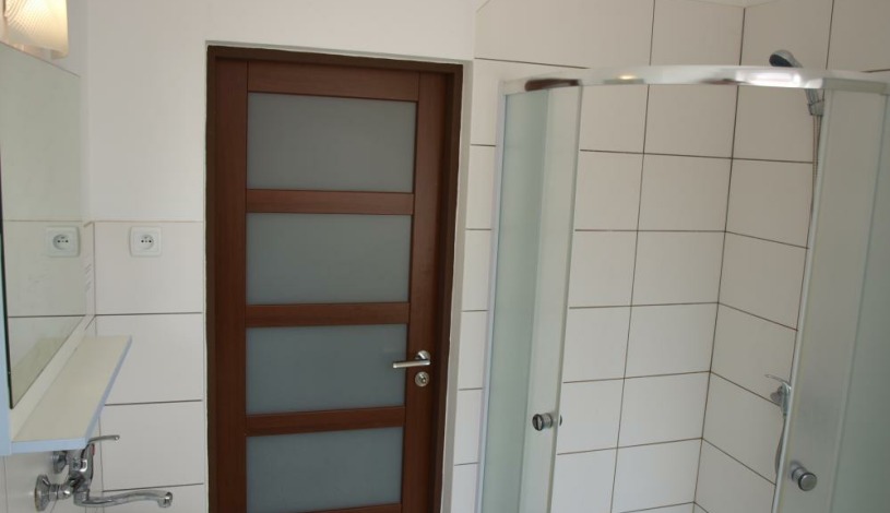 Penzion Village Karlovy Vary - Dvoulůžkový pokoj se společnou koupelnou