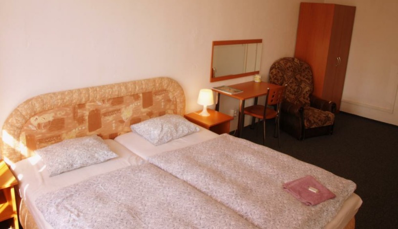 Penzion Village Karlovy Vary - Dvoulůžkový pokoj se společnou koupelnou