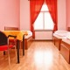 Dreibettzimmer mit gemeinsamen Bad - LEON Hotel Praha