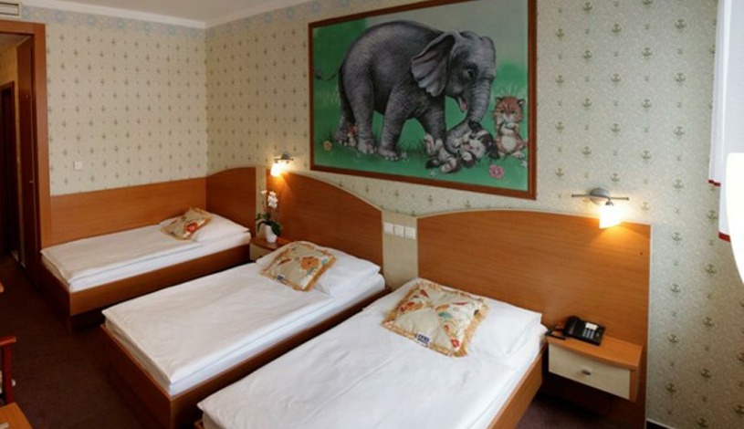 WELLNESS HOTEL BABYLON Liberec - Třílůžkový pokoj se Zábavou (3 dospělí), Třílůžkový pokoj se Zábavou (2 dospělí + 1 dítě do 12,99 let) , Třílůžkový pokoj  se Zábavou (1 dospělý + 2 děti do 12,99 let)