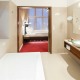 Pokoj typu Royal Club Deluxe s manželskou postelí, vířivou vanou a terasou - Pytloun City Boutique Hotel**** Liberec