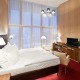 Pokoj typu Royal Club Deluxe s manželskou postelí, vířivou vanou a terasou - Pytloun City Boutique Hotel**** Liberec