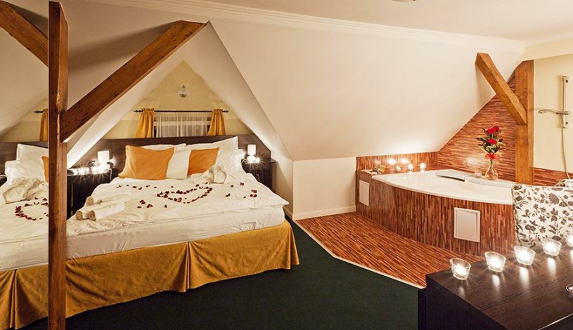Pytloun Design Hotel**** Liberec - Dvoulůžkový pokoj typu Deluxe s manželskou postelí a vířivou vanou