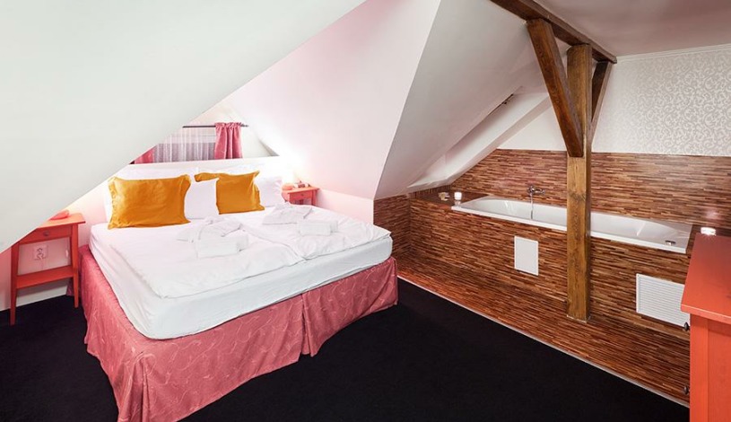 Pytloun Design Hotel**** Liberec - Dvoulůžkový pokoj typu Deluxe s manželskou postelí a vířivou vanou