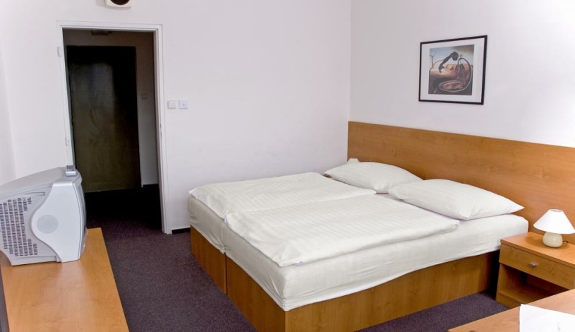 Hotel Adamantino Luhačovice - Dvoulůžkový pokoj s výhledem na přehradu a s balkonem STANDARD