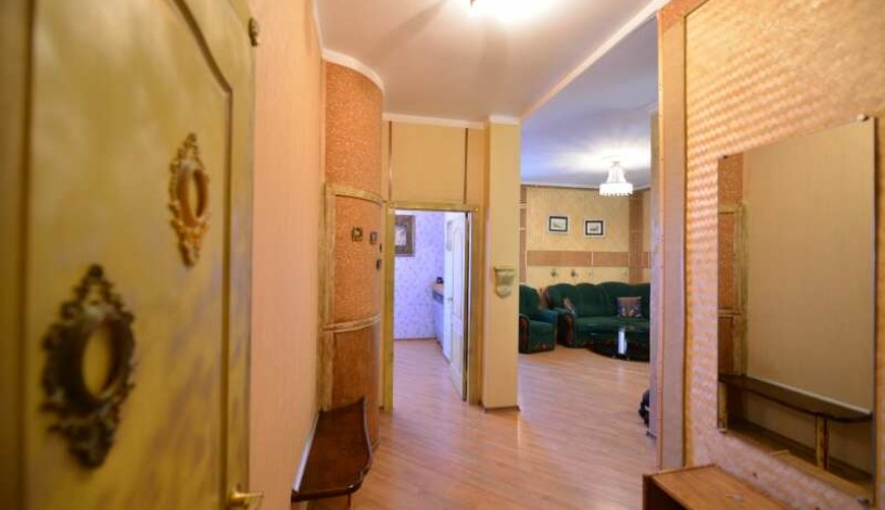 Apartment Mezhyhirska Kiev