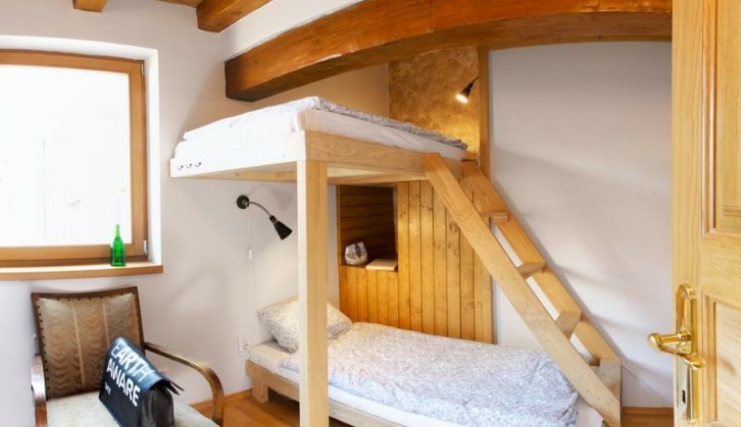 Apartments & Hostel Mitte Brno - jednolůžkový pokoj Janáček (sdílená koupelna)