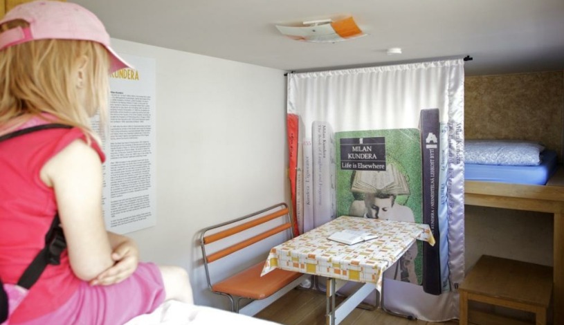 Apartments & Hostel Mitte Brno - dvoulůžkový pokoj s přistýlkou-Kundera (sdílená koupelna)